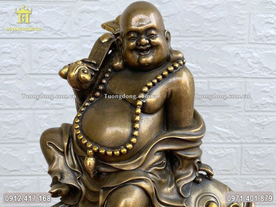 Thân hình Ngài được chạm khắc tròn đầy, phúc hậu